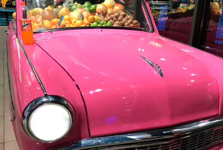 Three-dimensional advertising figures