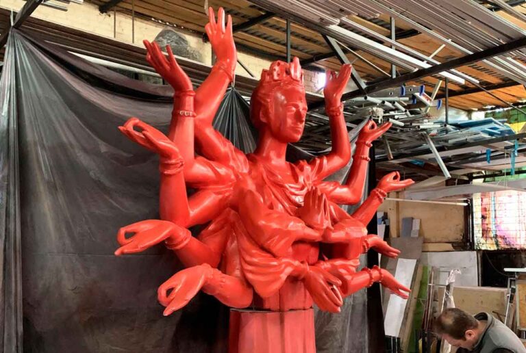 Store sculptured decorations