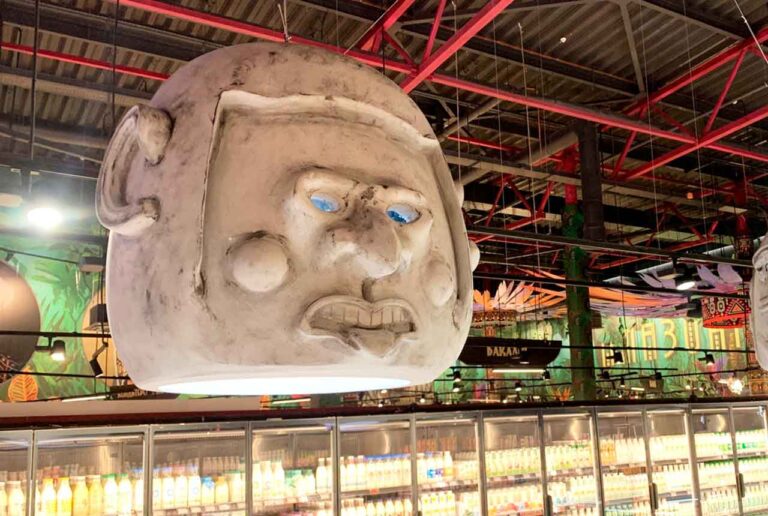 Store sculptured items for decorating commercial premises