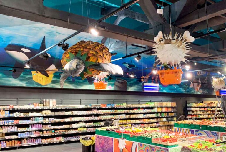 Figures for decorating commercial premises